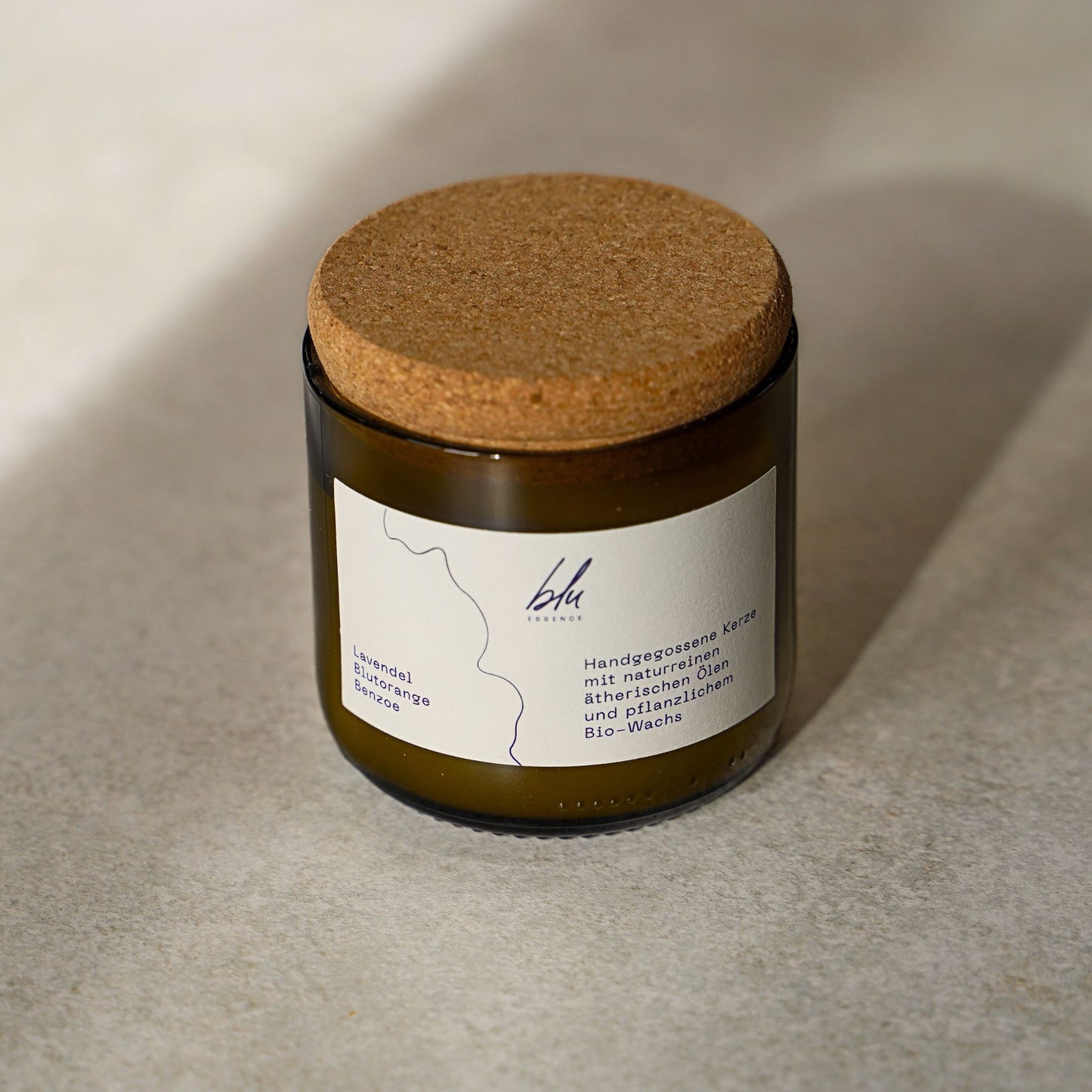 natürliche Duftkerze mit ätherischen Ölen von Lavendel, Blutorange und Benzoe im upcycling Glas