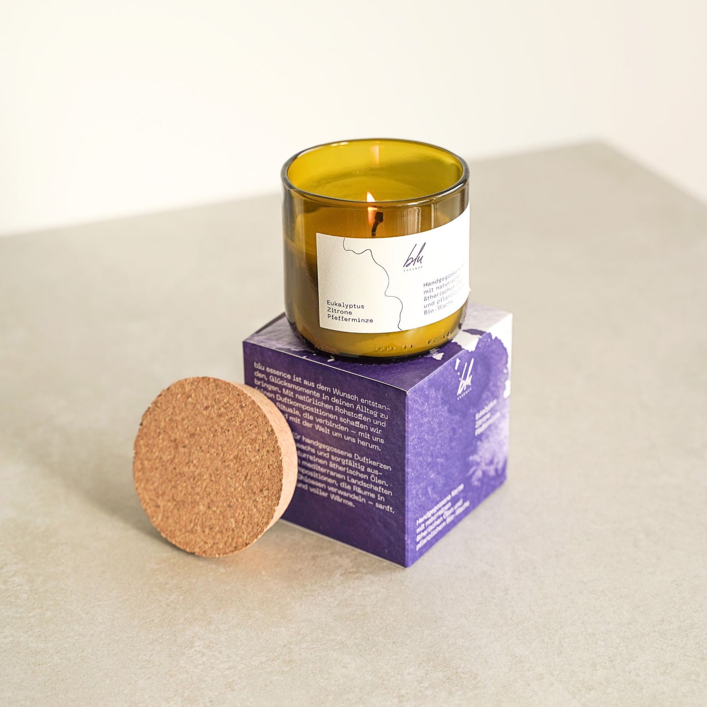 natürliche Duftkerze mit ätherischen Ölen von Eukalyptus, Zitrone und Pfefferminze im upcycling Glas