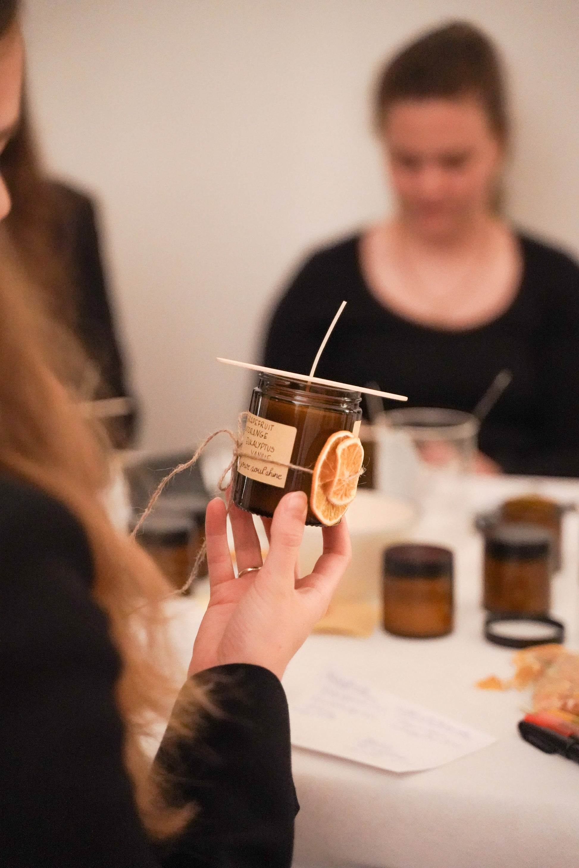 selbstgemachte Duftkerze mit ätherischen Ölen