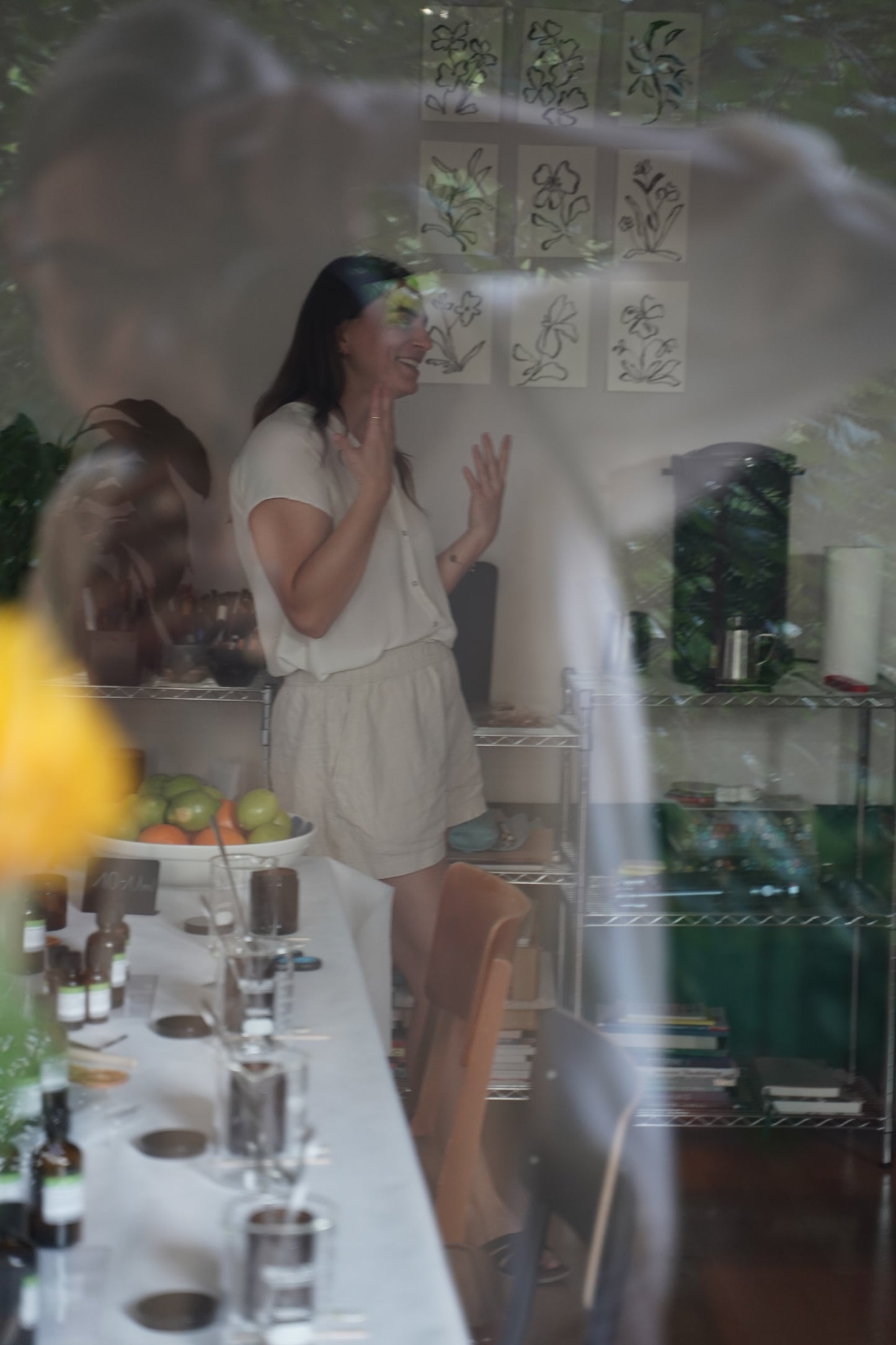 Gründerin Elisa beim Duftkerzen Workshop