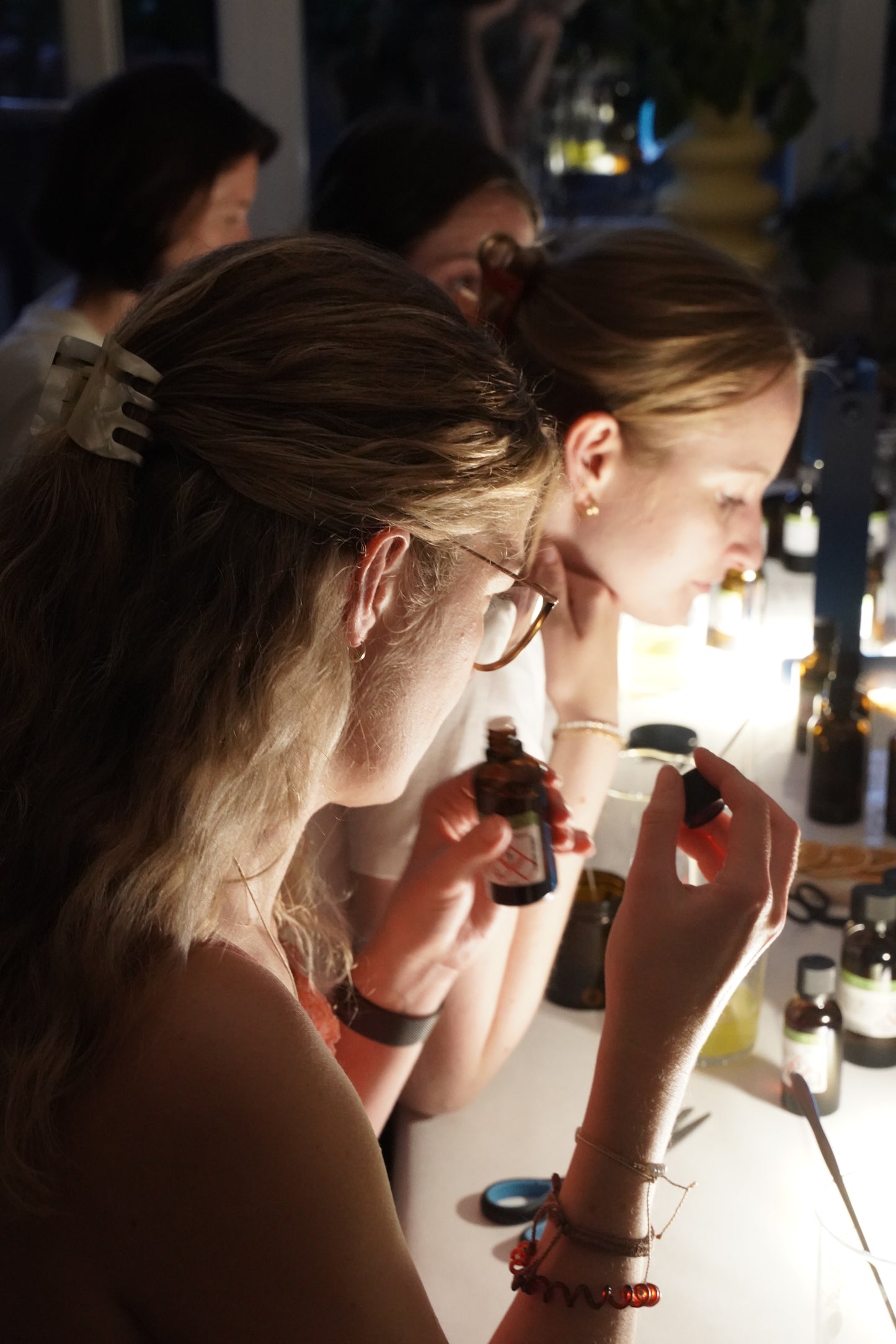 Teilnehmerin beim Duftkerzen Workshop