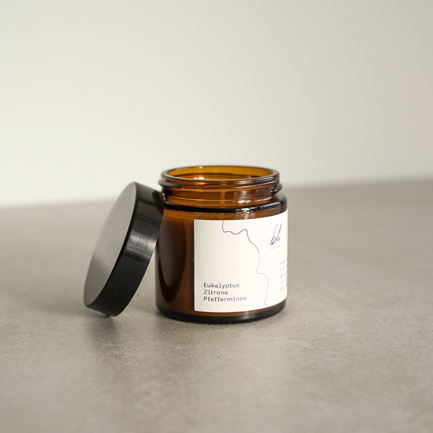 Handgegossene Aromatherapiekerze aus Bio-Sojawachs mit Eukalyptus-, Zitronen- und Pfefferminzöl