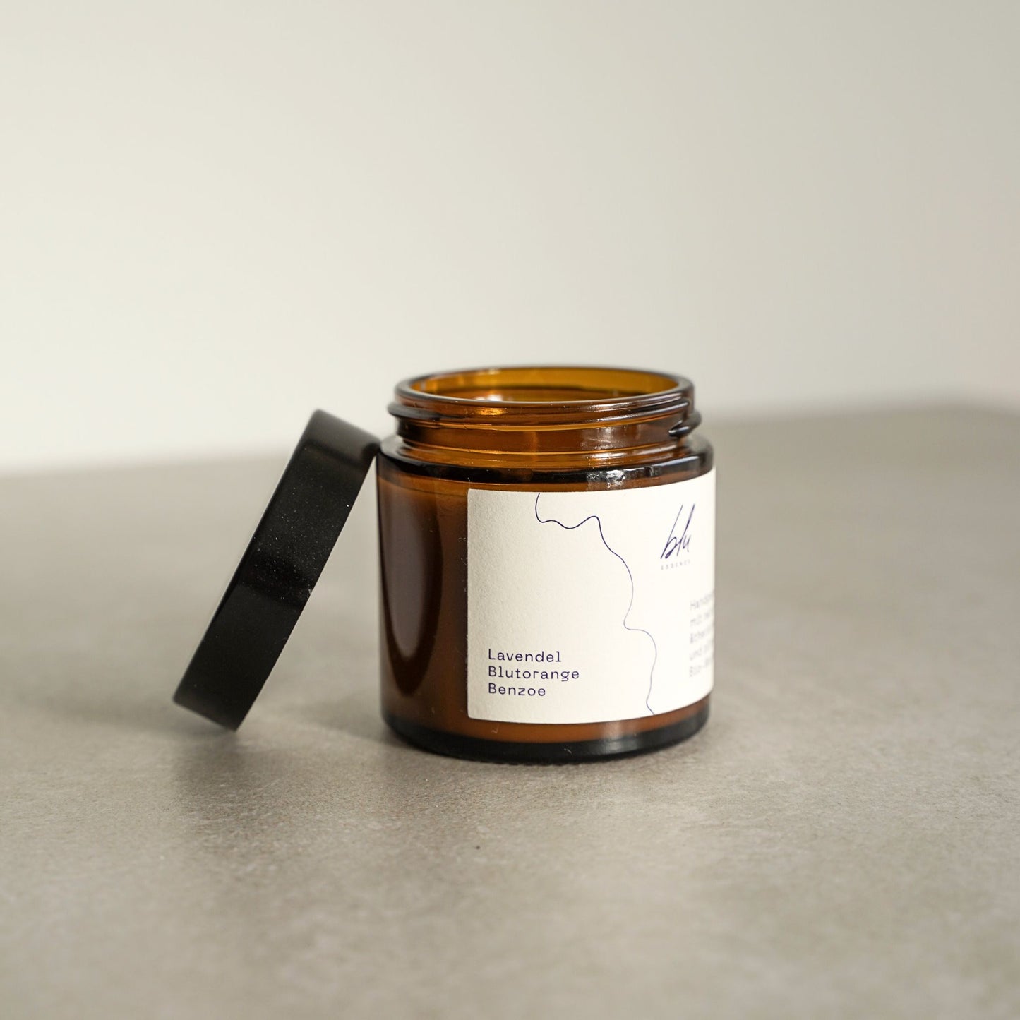 Handgegossene Aromatherapiekerze aus Bio-Sojawachs mit Lavendel-, Blutorangen und Benzoe