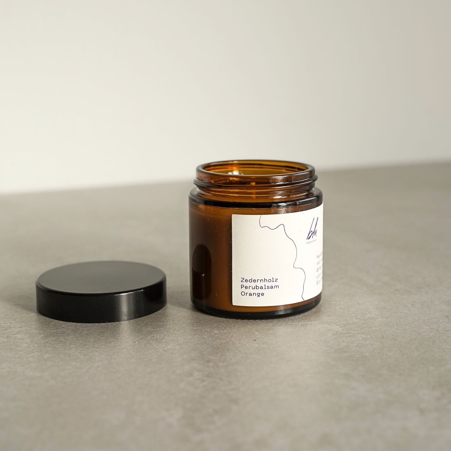 Handgegossene Aromatherapiekerze aus Bio-Sojawachs mit Zedernholz-, Orangenöl und Perubalsam