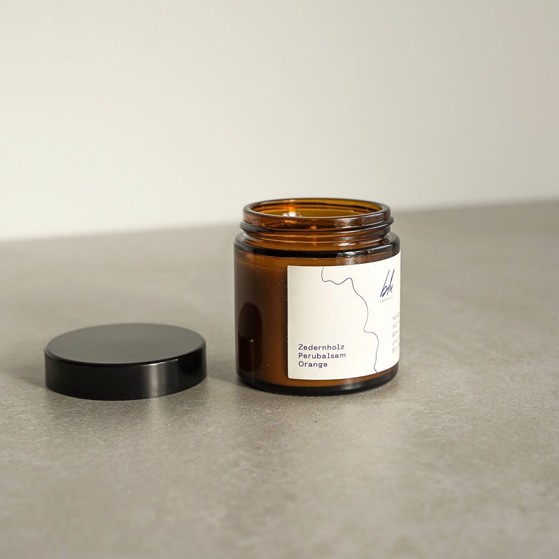 Handgegossene Aromatherapiekerze aus Bio-Sojawachs mit Zedernholz-, Orangenöl und Perubalsam