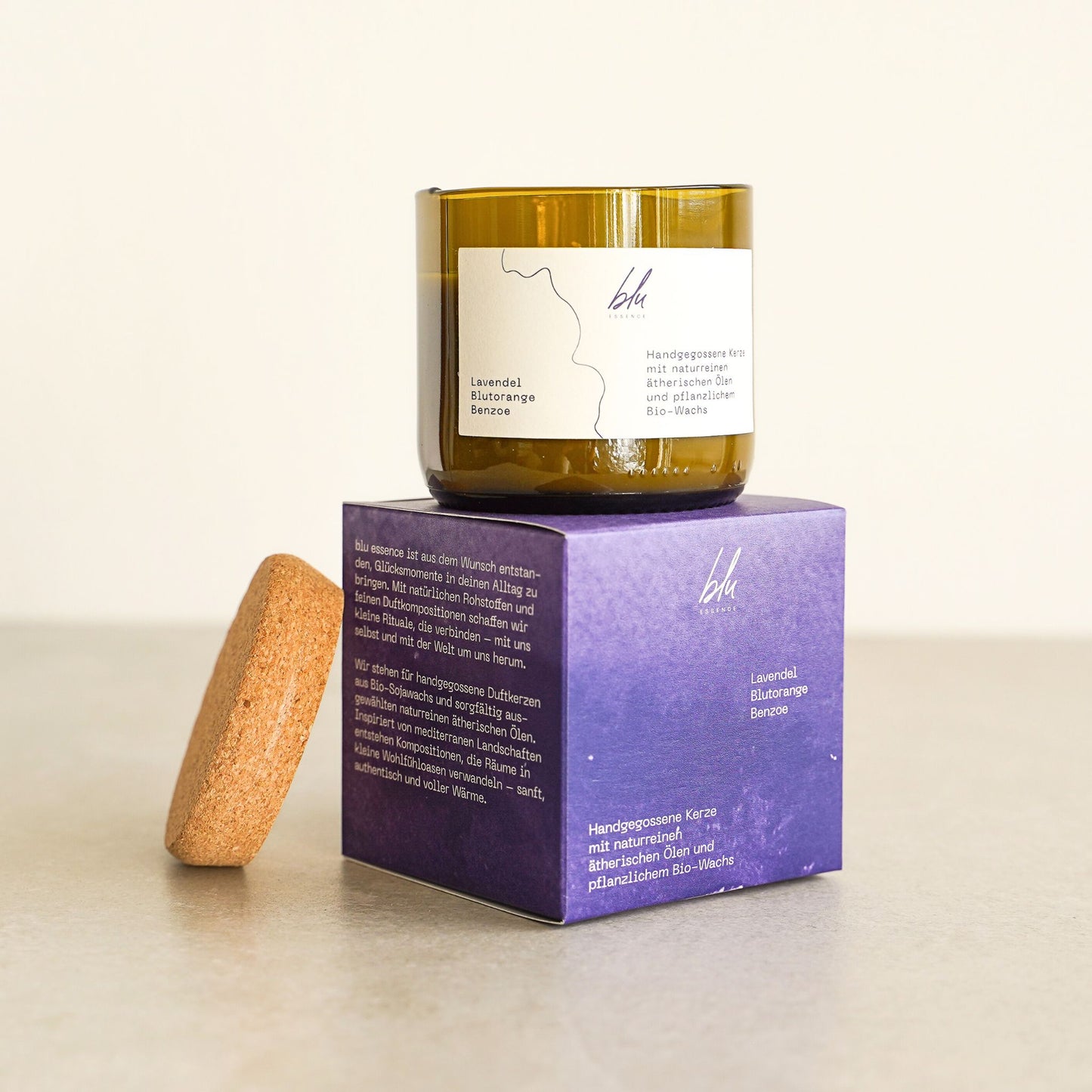 natürliche Duftkerze mit ätherischen Ölen von Lavendel, Blutorange und Benzoe im upcycling Glas