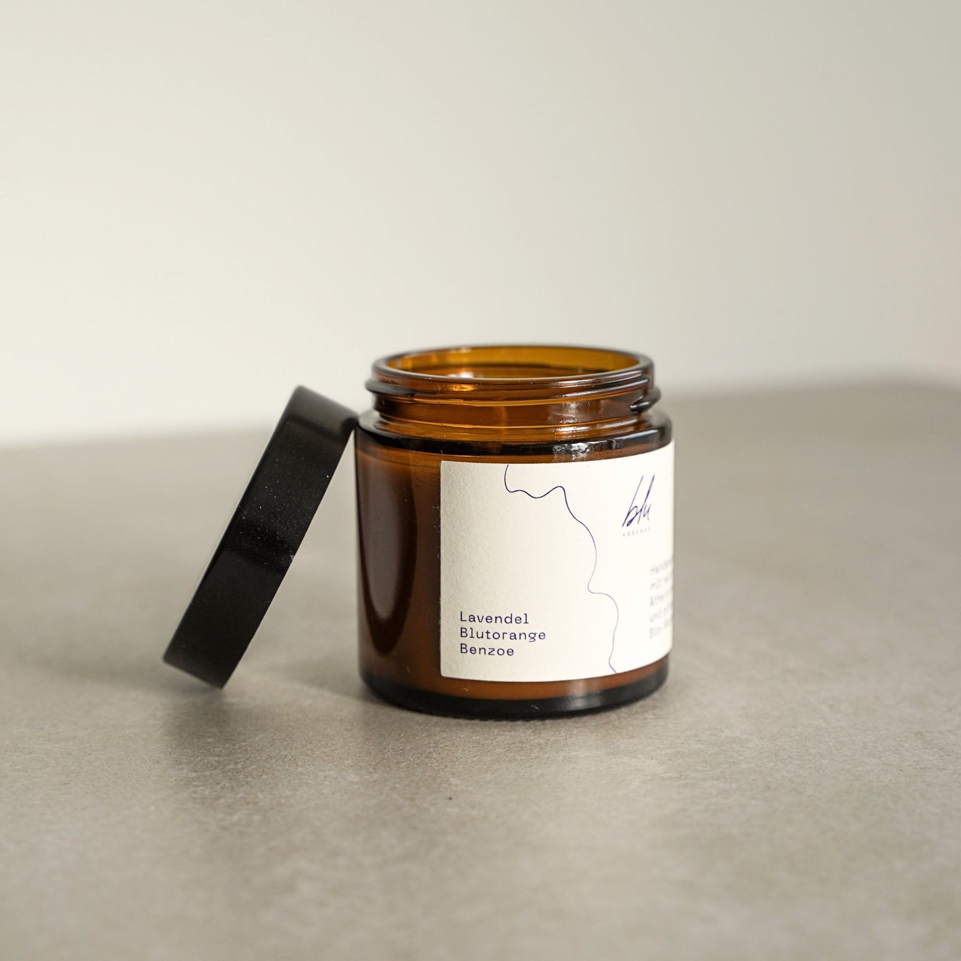 natürliche Duftkerze mit ätherischen Ölen von Lavendel, Blutorange und Benzoe