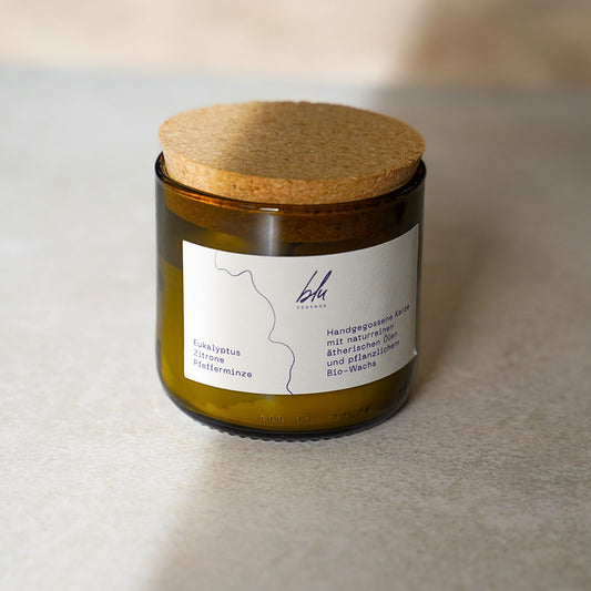handgegossene Aromatherapiekerze aus Bio-Sojawachs mit ätherischen Ölen im upcycling Glas