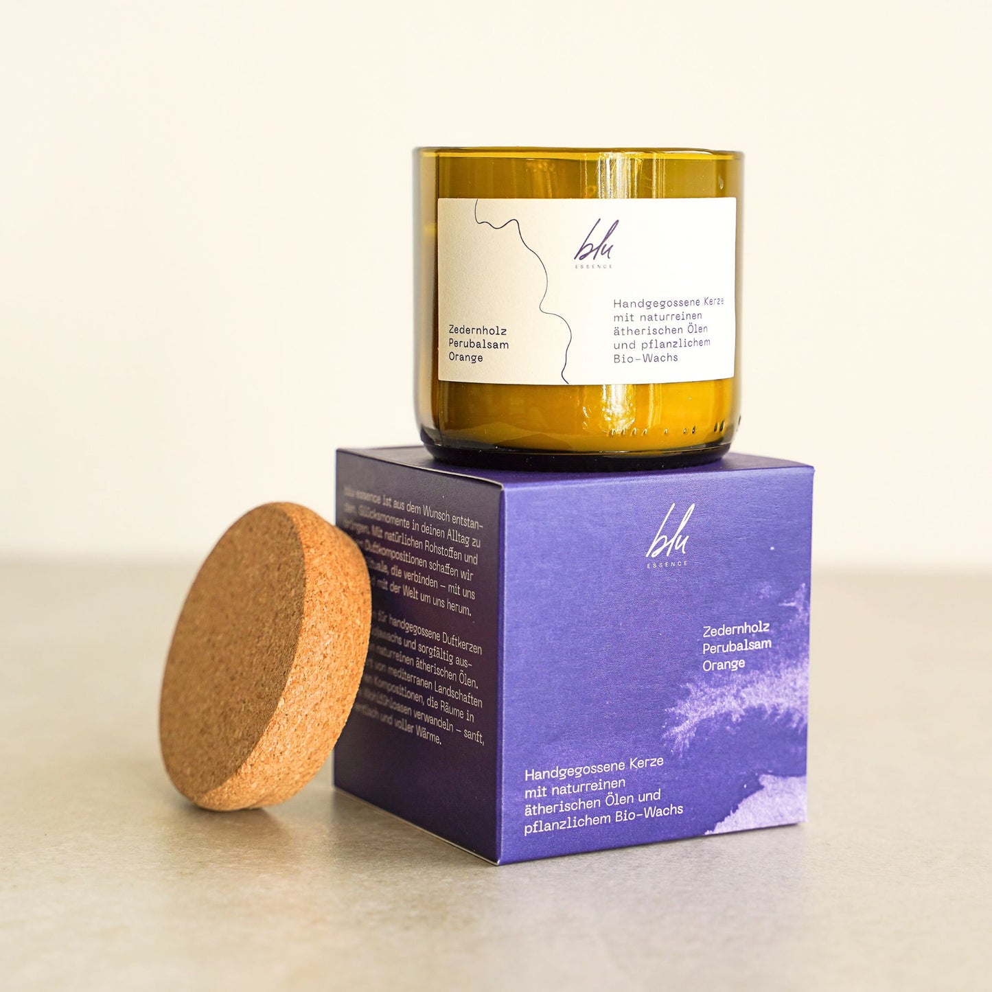 natürliche Duftkerze mit ätherischen Ölen von Zedernholz, Perubalsam und Orange im upcycling Glas
